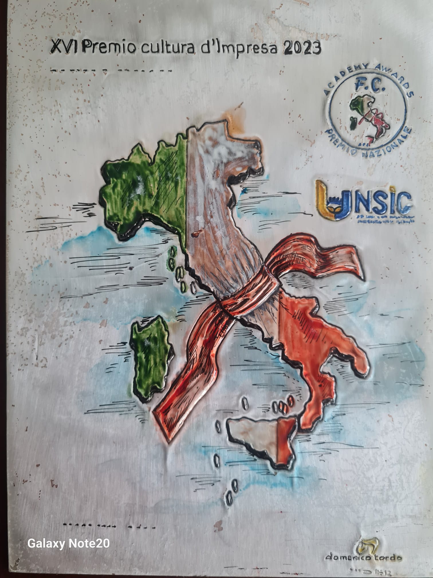 Targa del Premio Nazionale Cultura d’Impresa Sociale con profilo dell’Italia e nastro tricolore